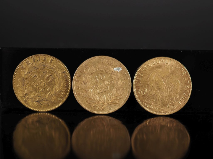 Ensemble comprenant :  - une pièce de 10 Francs or, Napoléon III Emper