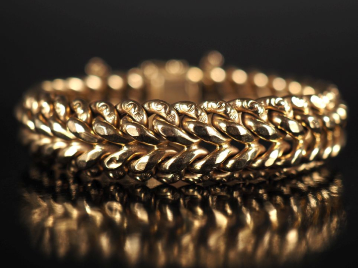 Bracelet souple en or jaune 750, maille épi ajourée.  Chainette de séc