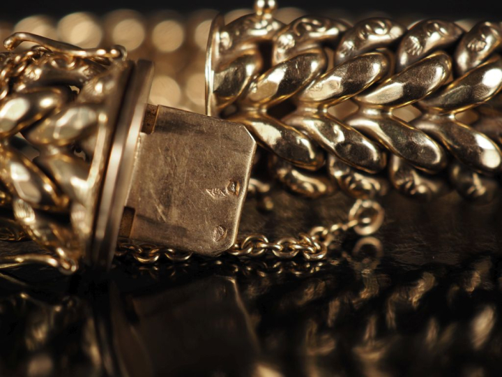 Bracelet souple en or jaune 750, maille épi ajourée.  Chainette de séc