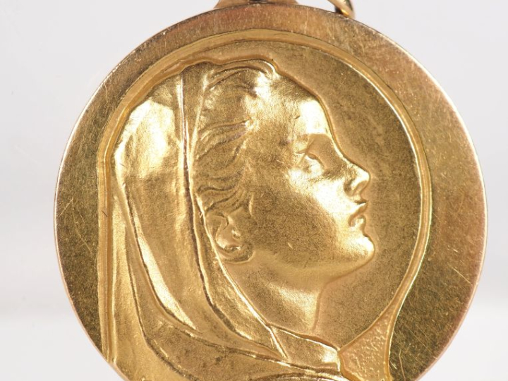 Ravissante et importante médaille en or jaune 750, figurant la Sainte 