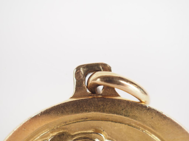 Ravissante et importante médaille en or jaune 750, figurant la Sainte 