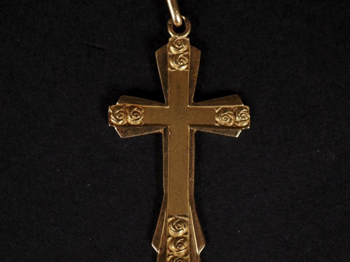 Pendentif en or jaune 750 en forme de croix, à décor de roses.  3,8 x 