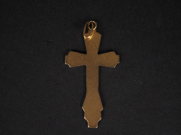 Pendentif en or jaune 750 en forme de croix, à décor de roses.  3,8 x 
