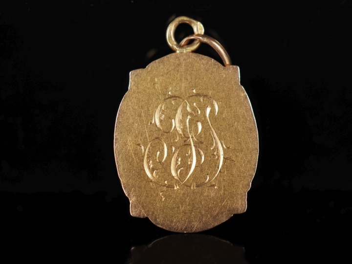 Médaille religieuse en or jaune 750, figurant un angelot.  Joli pourto