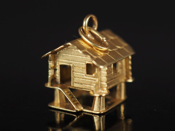 Pendentif en forme de case en or jaune 750.  1,1 x 1,1 x 1,1 cm Poids.