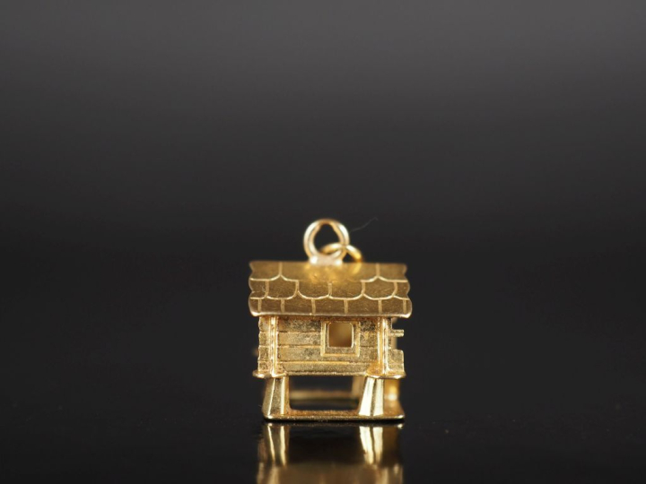 Pendentif en forme de case en or jaune 750.  1,1 x 1,1 x 1,1 cm Poids.