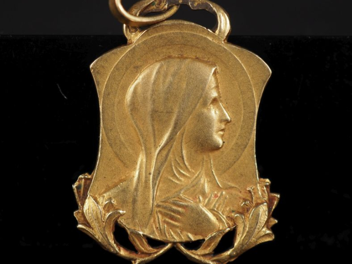 Médaille religieuse Art Nouveau en or jaune 750, figurant la Sainte Vi