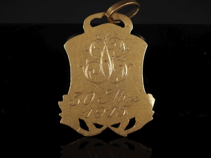 Médaille religieuse Art Nouveau en or jaune 750, figurant la Sainte Vi