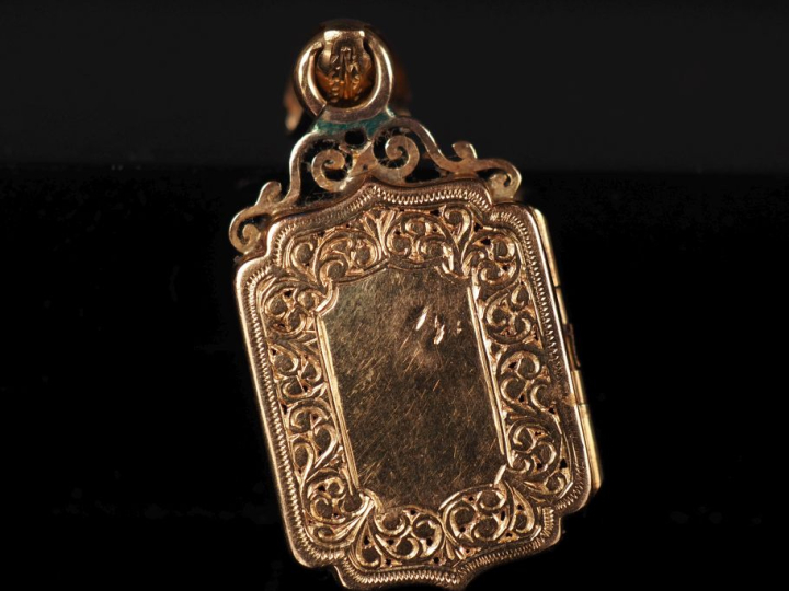 Pendentif Napoléon III en or jaune 750, à décor ajouré de rinceaux sur
