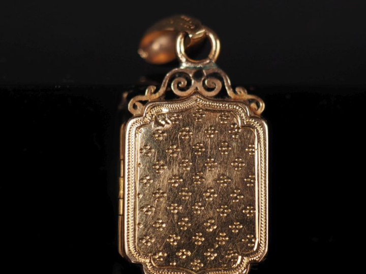 Pendentif Napoléon III en or jaune 750, à décor ajouré de rinceaux sur