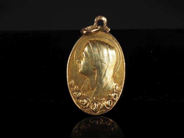 Médaille religieuse en or jaune 750, figurant la Sainte Vierge de prof