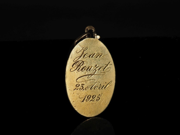 Médaille religieuse en or jaune 750, figurant la Sainte Vierge de prof