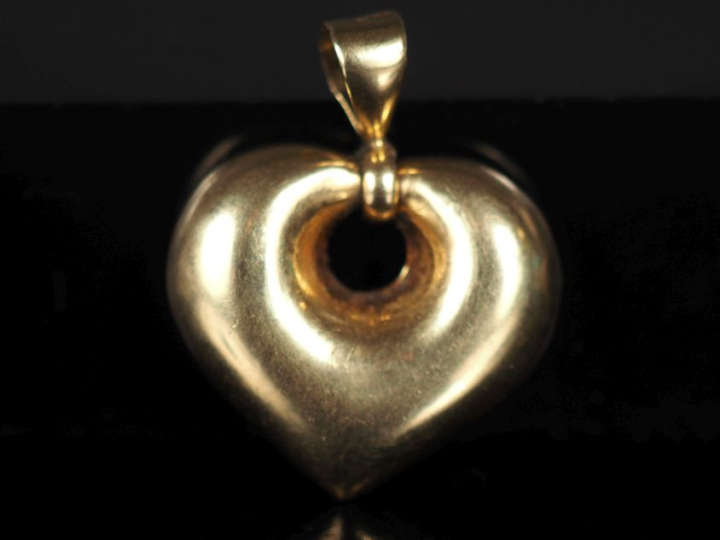 Pendentif en or jaune 750, en forme de cœur ajouré.  2 x 2,1 cm (sans 