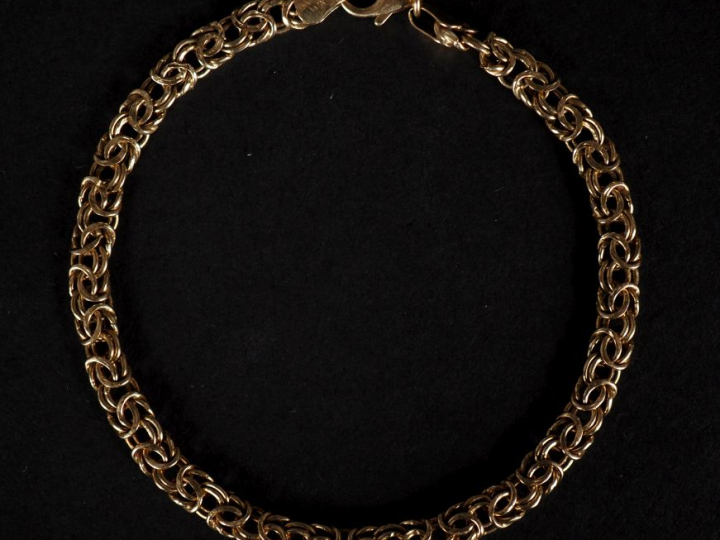 Bracelet souple en or jaune 750, maille entrelacée et ajourée.  Long. 