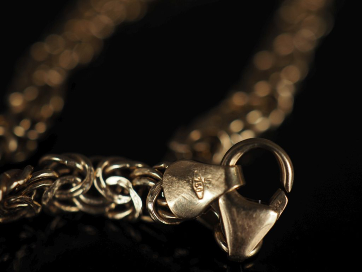 Bracelet souple en or jaune 750, maille entrelacée et ajourée.  Long. 