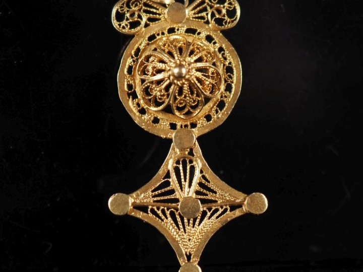 Pendentif ajouré en or jaune 750, à décor filigrané.  4,5 x 2,3 cm Poi