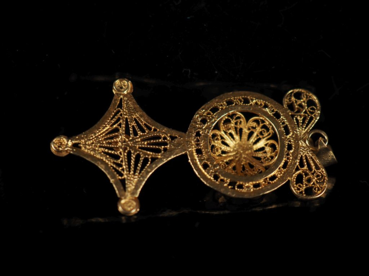 Pendentif ajouré en or jaune 750, à décor filigrané.  4,5 x 2,3 cm Poi