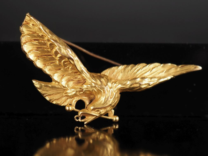 Broche en or jaune 750, figurant un aigle aux ailes déployées.  2 x 5 