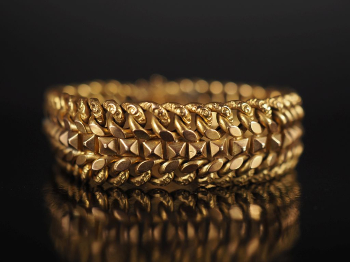 Bracelet souple en or jaune 750, maille ajourée.  Chainette de sécurit