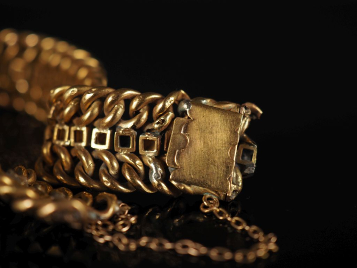 Bracelet souple en or jaune 750, maille ajourée.  Chainette de sécurit