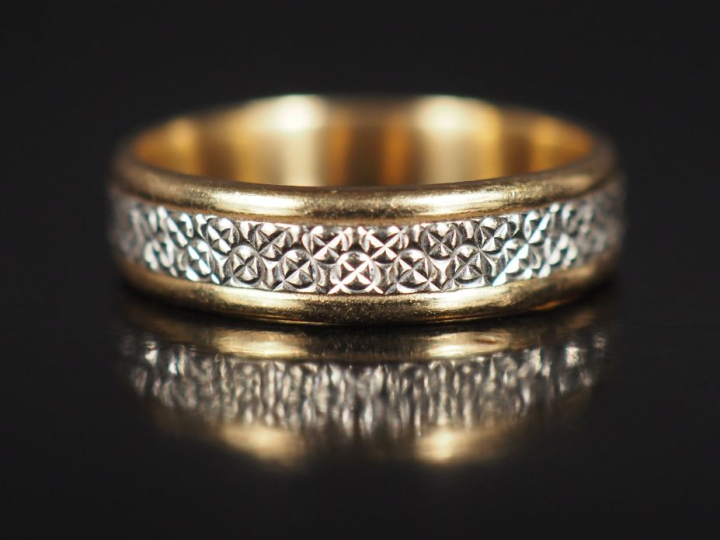 Bague jonc deux tons d'or 750, à décor géométrique.  TDD. 49 Poids. 3,