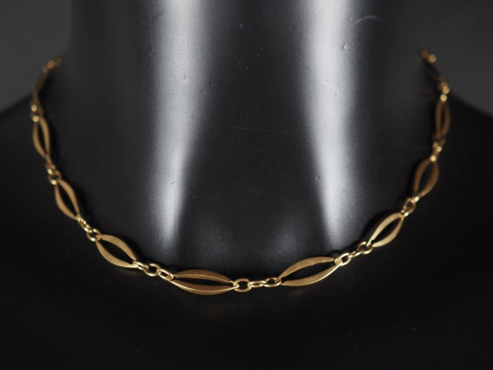Collier en or jaune 750, maillons en forme de losange ajouré.  Long. 3
