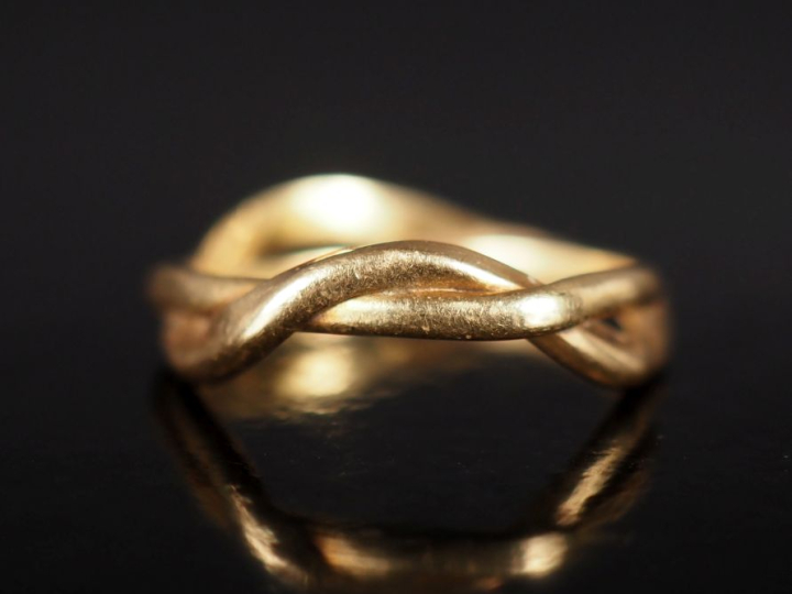 Bague ajourée et torsadée en or jaune 750.  Poids. 2,97 g  (gravée)