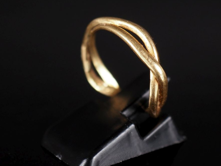 Bague ajourée et torsadée en or jaune 750.  Poids. 2,97 g  (gravée)