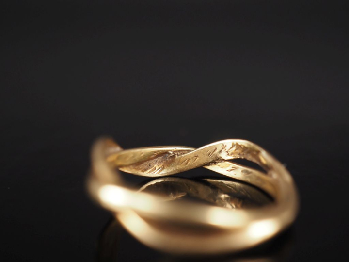 Bague ajourée et torsadée en or jaune 750.  Poids. 2,97 g  (gravée)