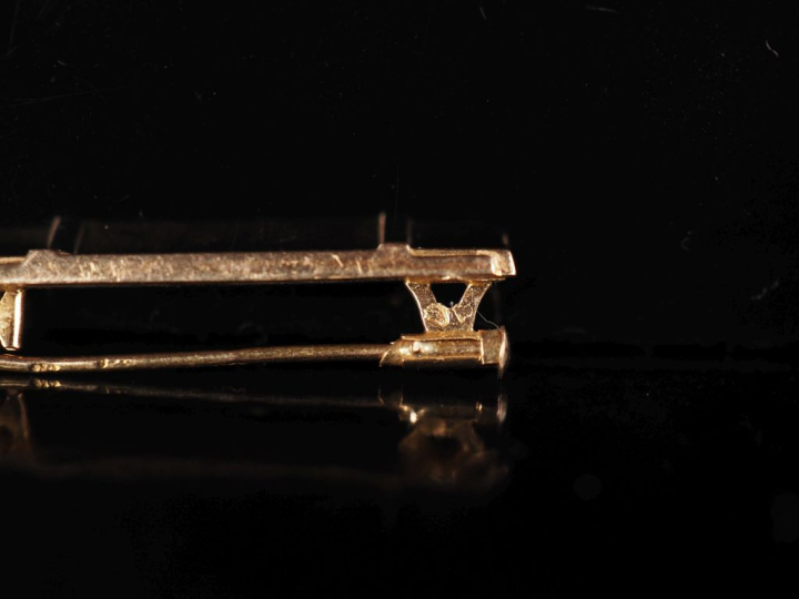 Petite broche barrette de style Art déco en or jaune 750.  Long. 2,8 c