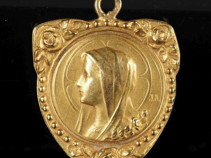 Médaille religieuse de forme triangulaire en or jaune 750, figurant la