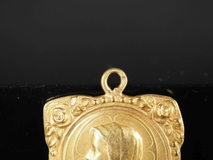 Médaille religieuse de forme triangulaire en or jaune 750, figurant la