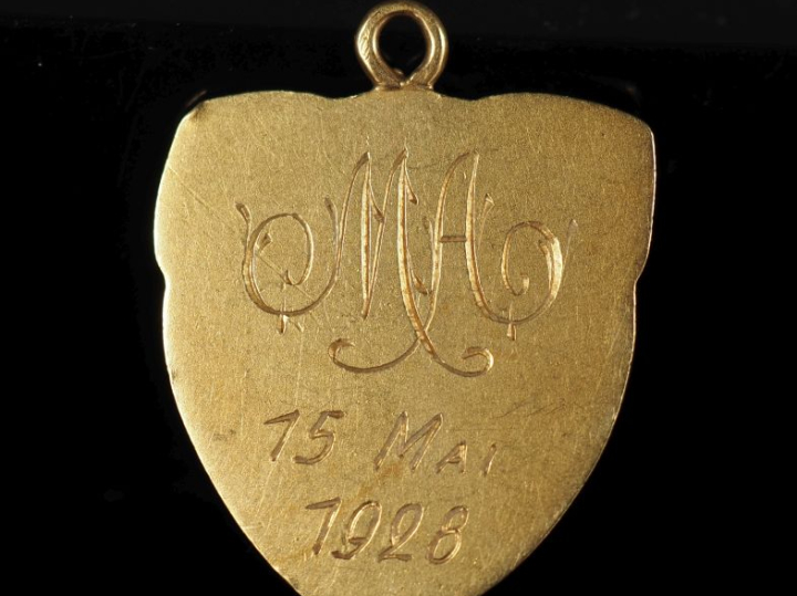 Médaille religieuse de forme triangulaire en or jaune 750, figurant la