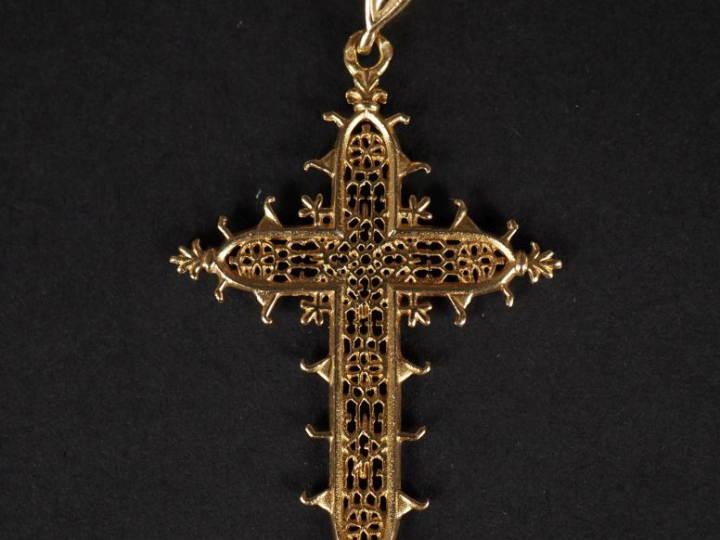 Pendentif en forme de croix en or jaune 750, à décor ajouré. 5 x 3 cm 