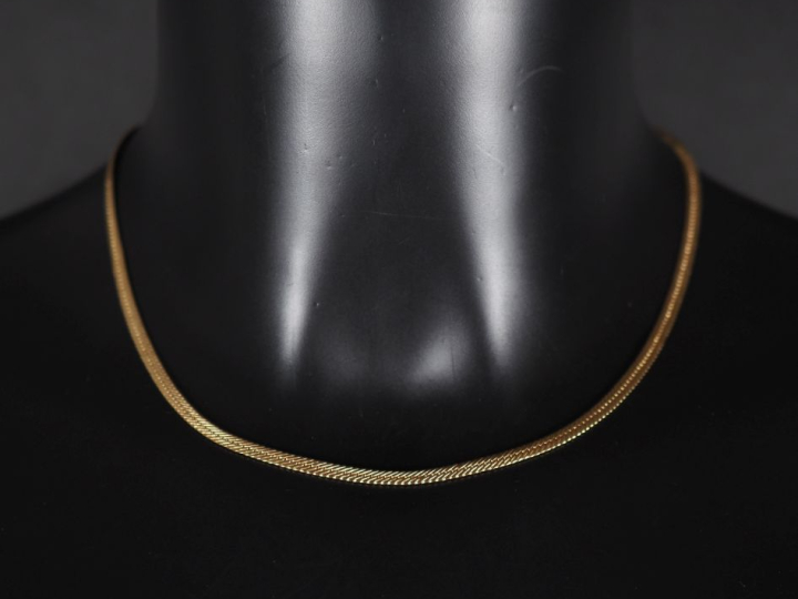Collier souple en or jaune 750, maille plate.  Long. 41,5 cm Poids. 4,