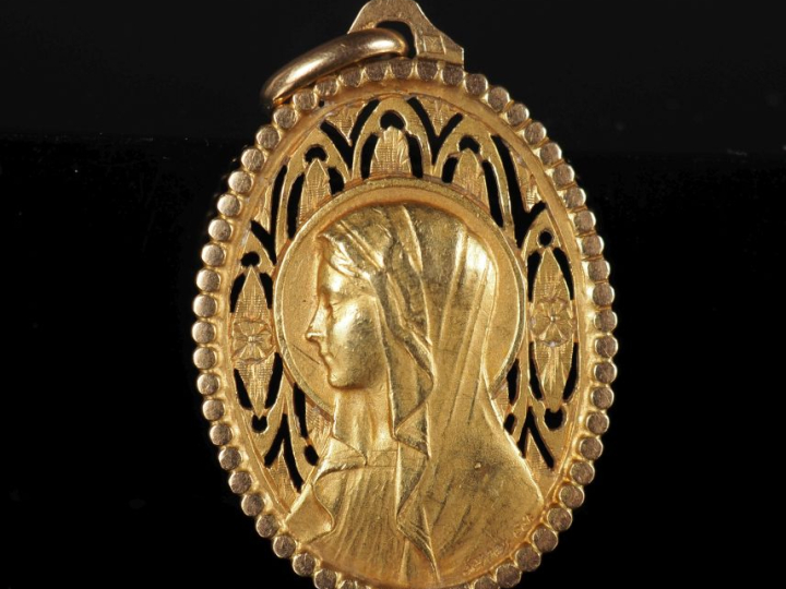 Ravissante médaille religieuse ajourée en or jaune 750, figurant la Sa
