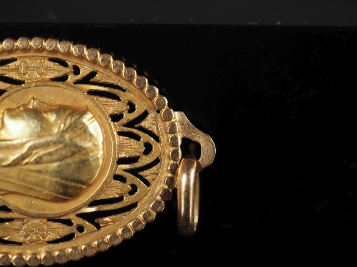 Ravissante médaille religieuse ajourée en or jaune 750, figurant la Sa