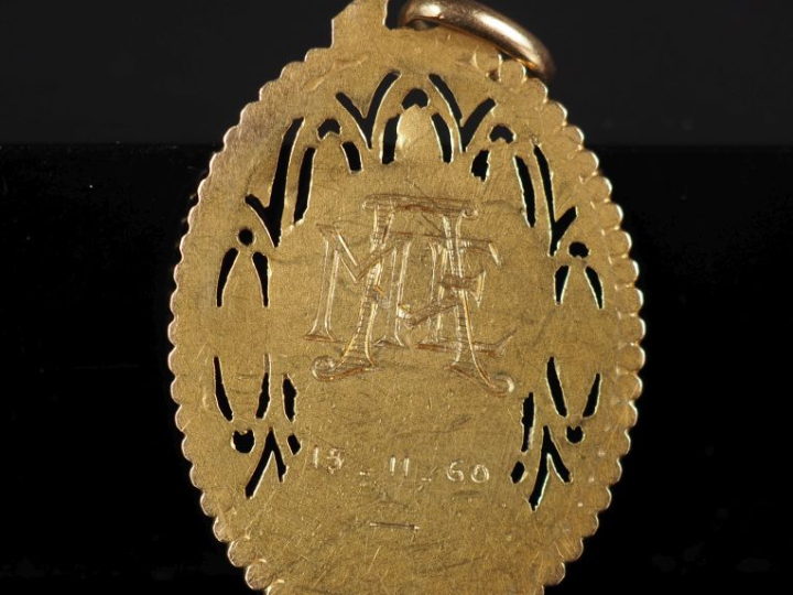 Ravissante médaille religieuse ajourée en or jaune 750, figurant la Sa
