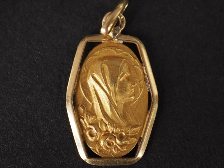 Médaille religieuse de forme hexagonale en or jaune 750, figurant la S