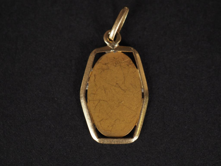 Médaille religieuse de forme hexagonale en or jaune 750, figurant la S