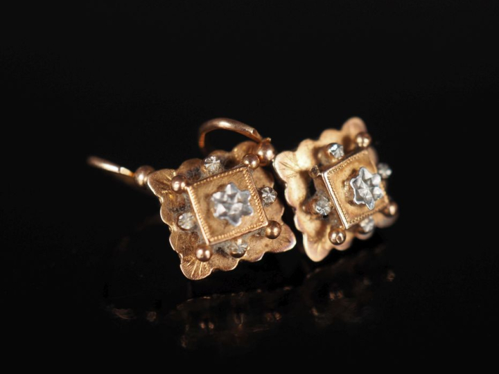 Paire de perces oreilles Napoléon III en or 750, en forme de losange a