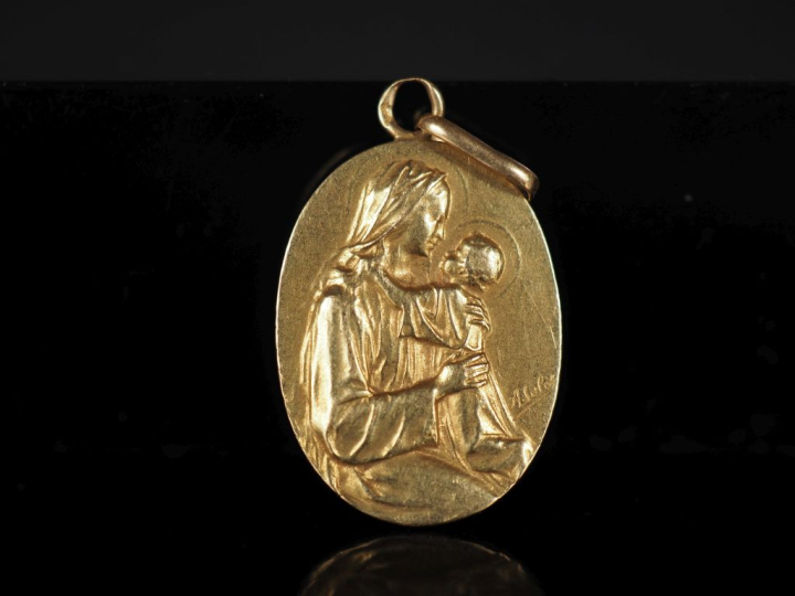 Médaille religieuse ovale en or jaune 750, figurant une Vierge à l'Enf