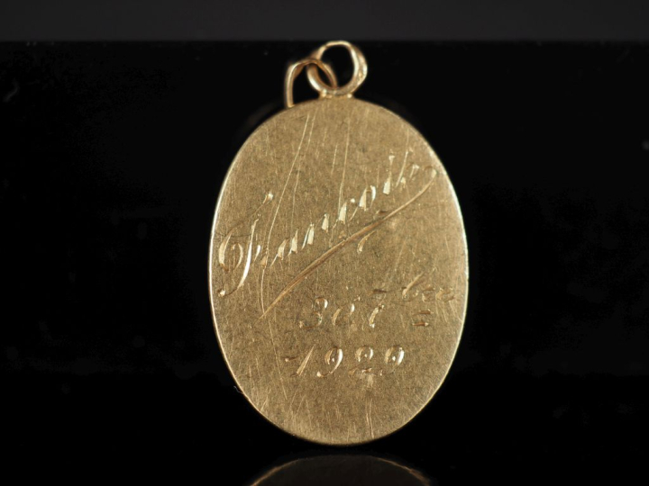 Médaille religieuse ovale en or jaune 750, figurant une Vierge à l'Enf