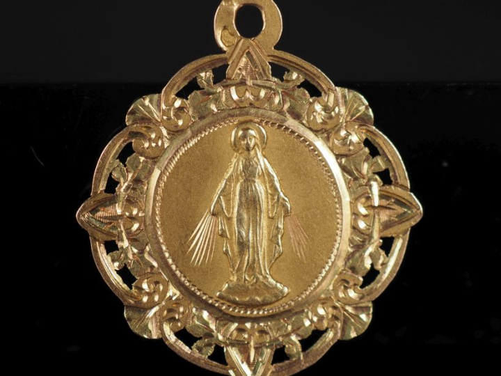 Médaille religieuse en or jaune 750, figurant la Vierge en Majesté.  J