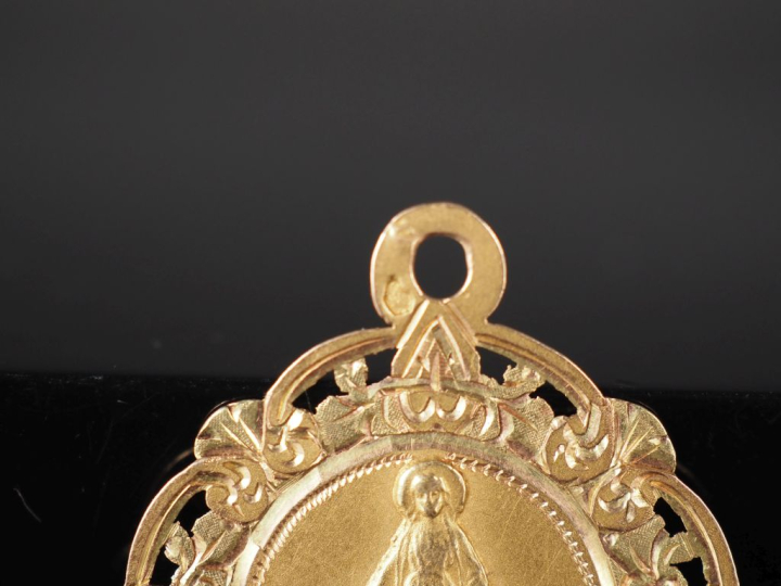 Médaille religieuse en or jaune 750, figurant la Vierge en Majesté.  J
