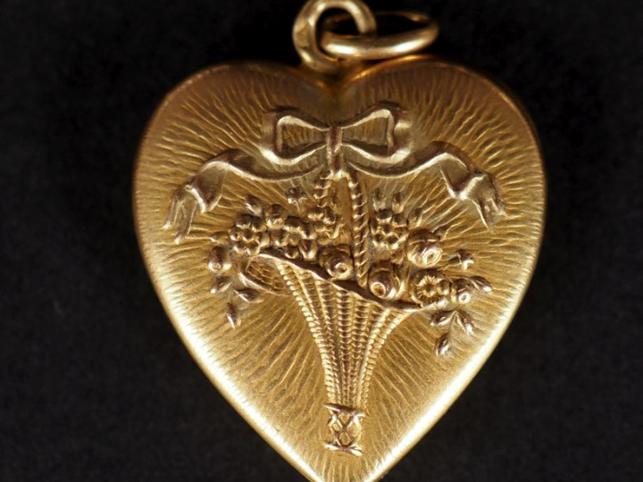 Petit pendentif de style Louis XVI en or jaune 750 en forme de cœur, à