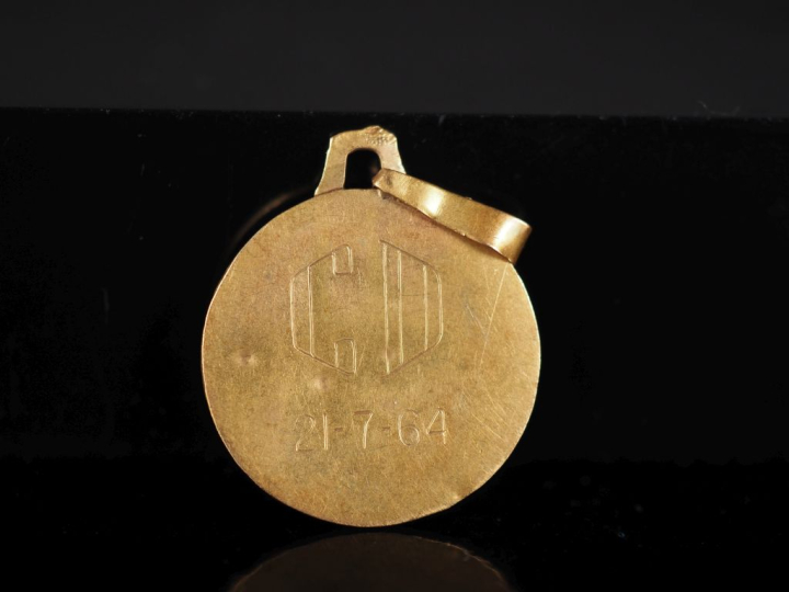 Médaille religieuse en or jaune 750, figurant la Sainte Vierge de prof