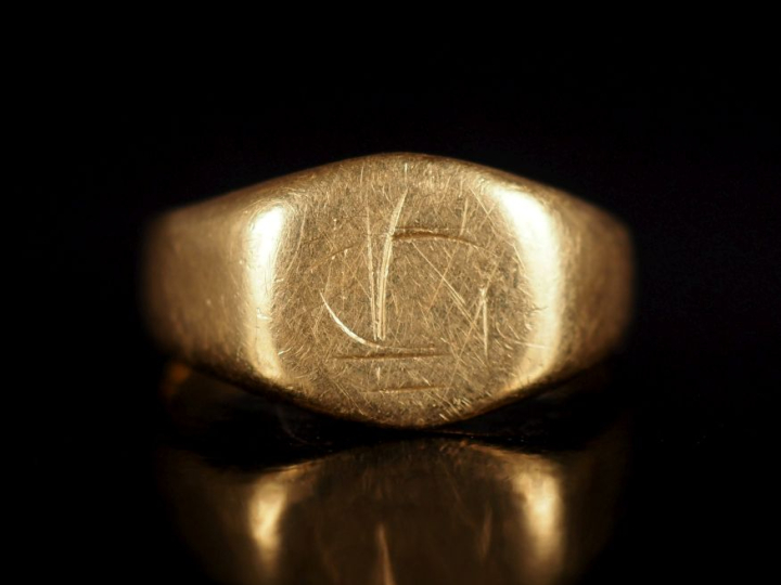 Bague de forme chevalière en or jaune 750, à décor de monogramme. TDD.