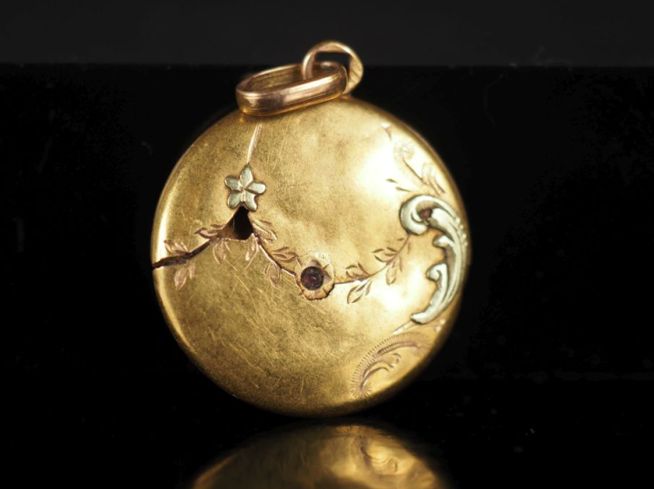 Pendentif circulaire en or jaune 750, à décor de rinceaux et branchage