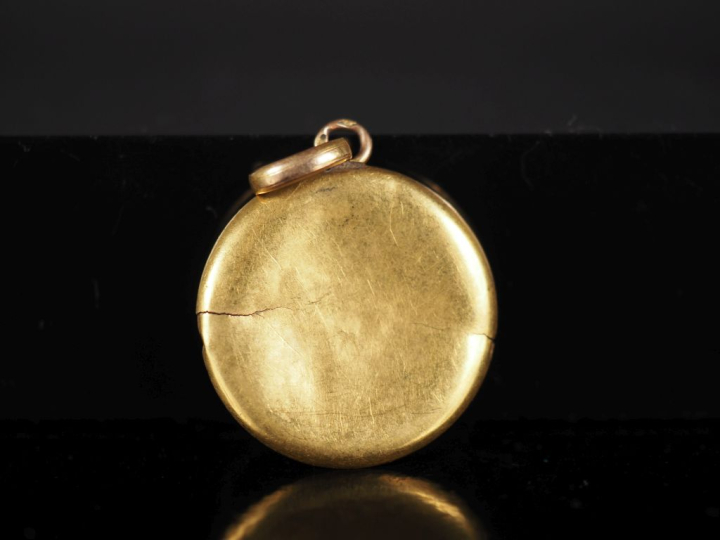 Pendentif circulaire en or jaune 750, à décor de rinceaux et branchage